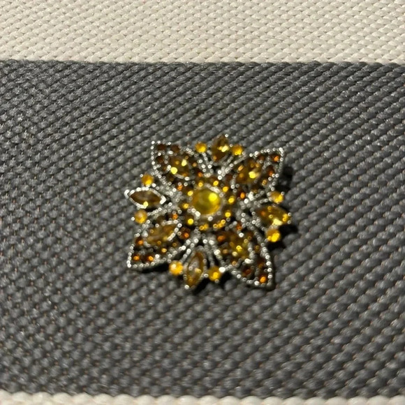 Jewelry - Vintage Square Gold Tone Brooch w/ Rhinestones